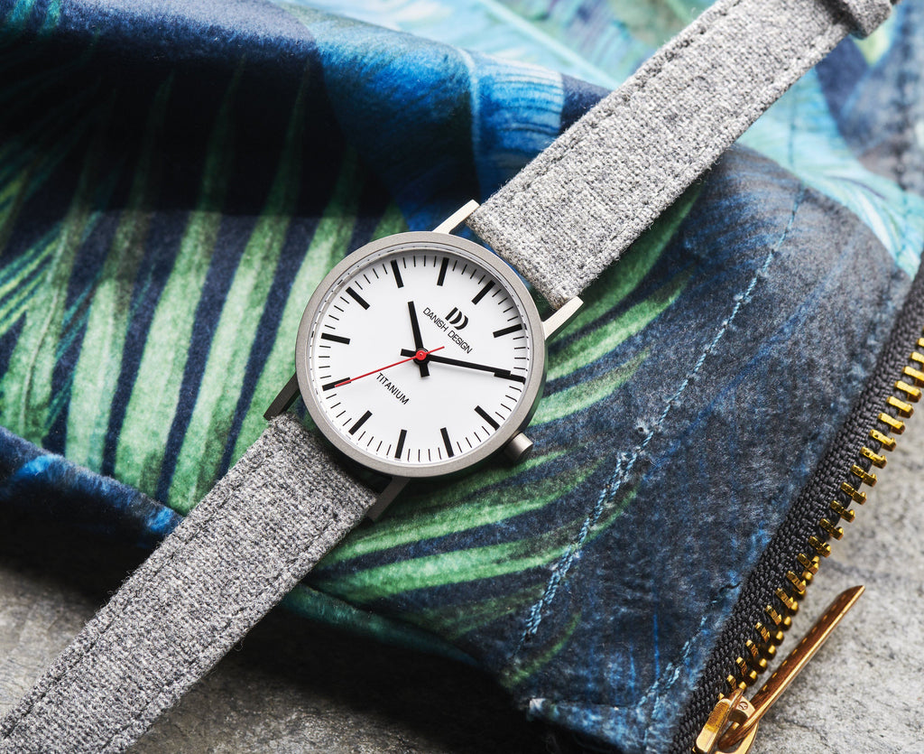 Vegan is the trend! Danish Design introduces a new vegan watch. The popular model Rhine has gotten a special watchstrap made of a special blend of linen and microfiber. This material feels very nice on your skin and is comfortable to wear. 